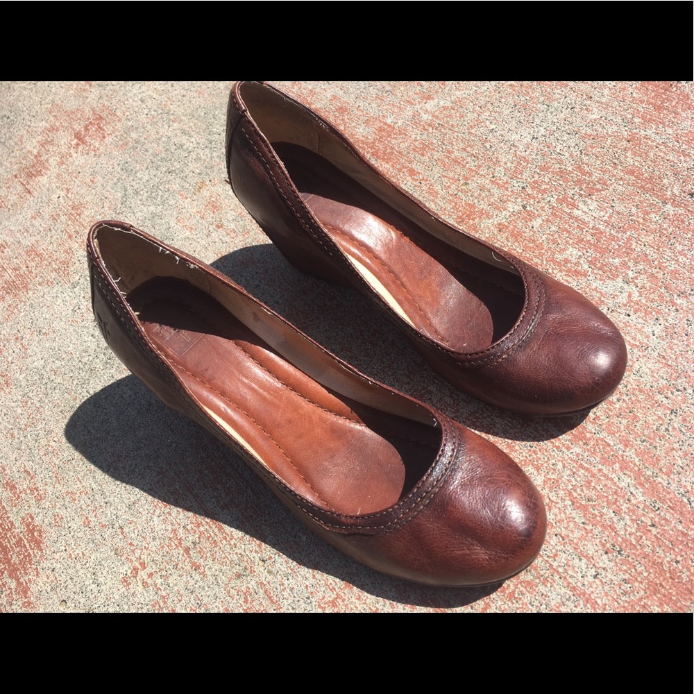 Beautiful Frye Carson Wedge Pump - Picture 2 of 8